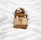 Hugging Sox - Fritz das Faultier auf einer Decke mit Verpackung