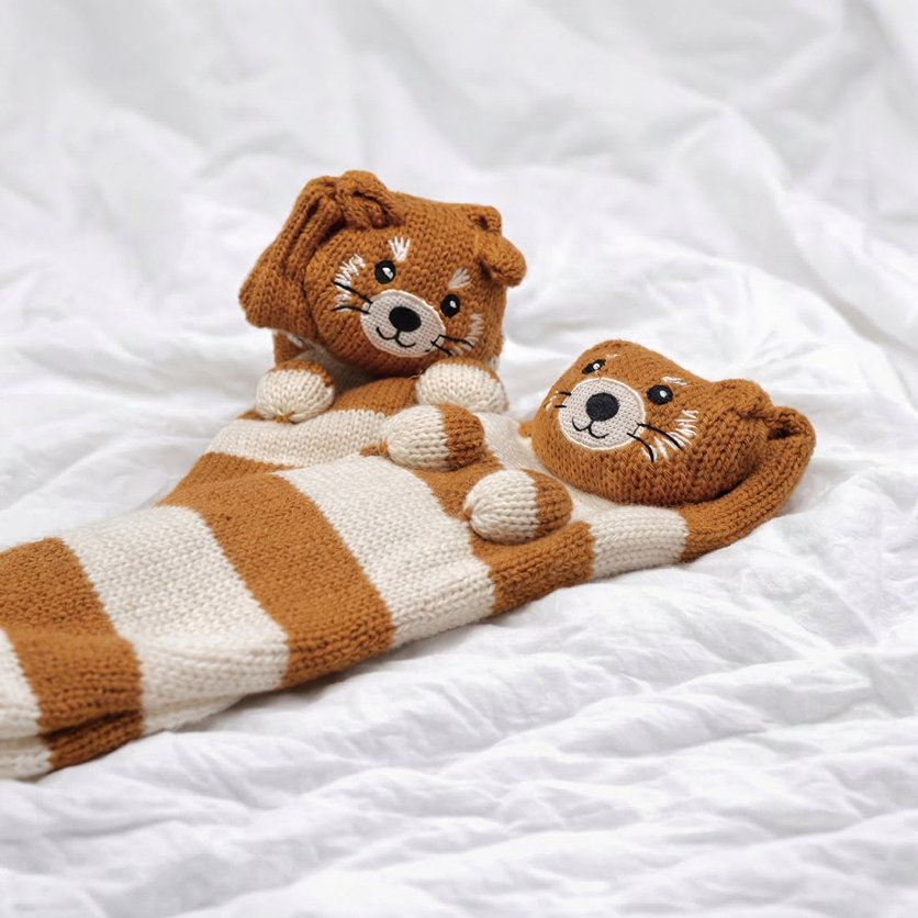 HuggingSox - Paula der rote Panda Socken, offen auf ausgelegt. Cozy und süß