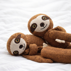 Hugging Sox - Fritz das Faultier auf einer Decke