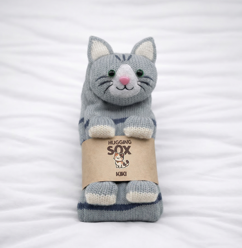 Hugging Sox - Kiki die Katze Socken, Katzen Socken für Zuhause, Süße und gemütliche Socken auf einem Bett