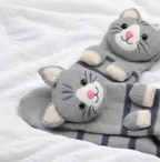 Hugging Sox - Kiki die Katze Socken, Katzen Socken für Zuhause, Süße und gemütliche Socken auf einem Bett, Gutes Geschenk für Tante & Mutter