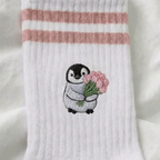 Bestickte Tennissocken Pinguin mit Tulpen – Flower Pingu | Hugging Sox
