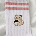 Bestickte Tennissocken Katze mit Kaffee – Coffee Cat | Hugging Sox