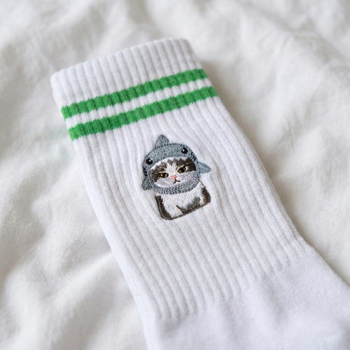 Bestickte Tennissocken Katze im Hai-Kostüm – Sharky Cat | Hugging Sox