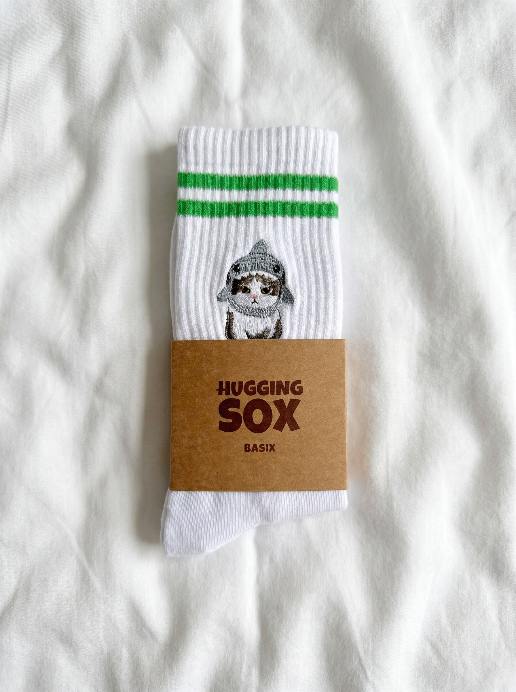 Bestickte Tennissocken Katze im Hai-Kostüm – Sharky Cat | Hugging Sox