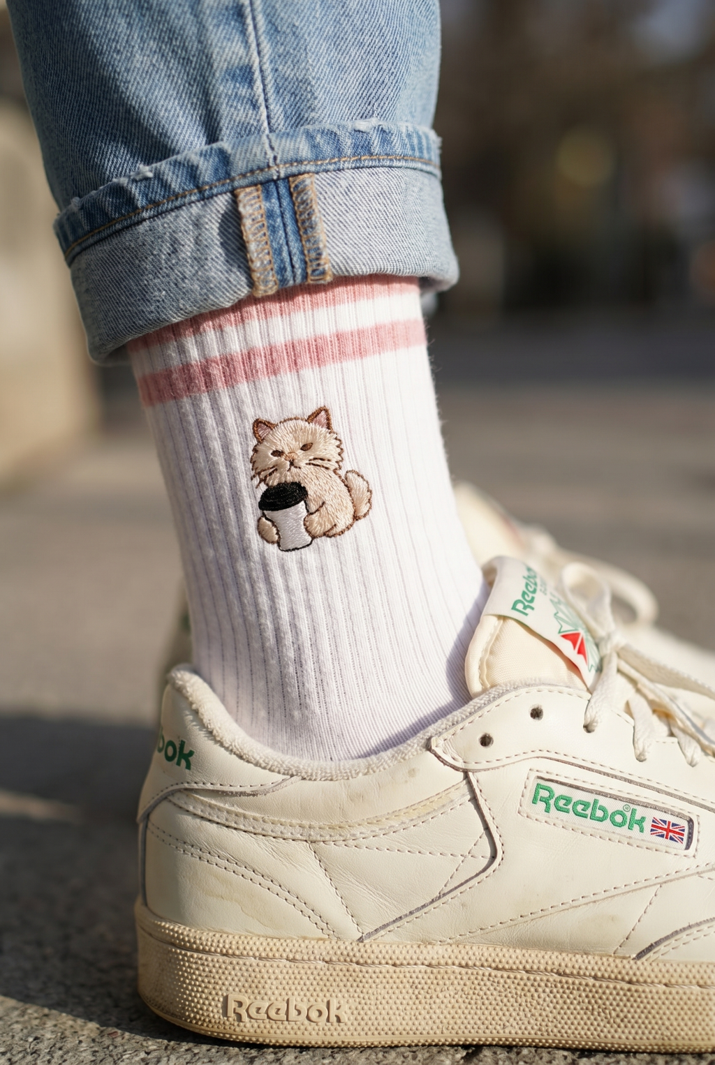 Bestickte Tennissocken Katze mit Kaffee – Coffee Cat | Hugging Sox