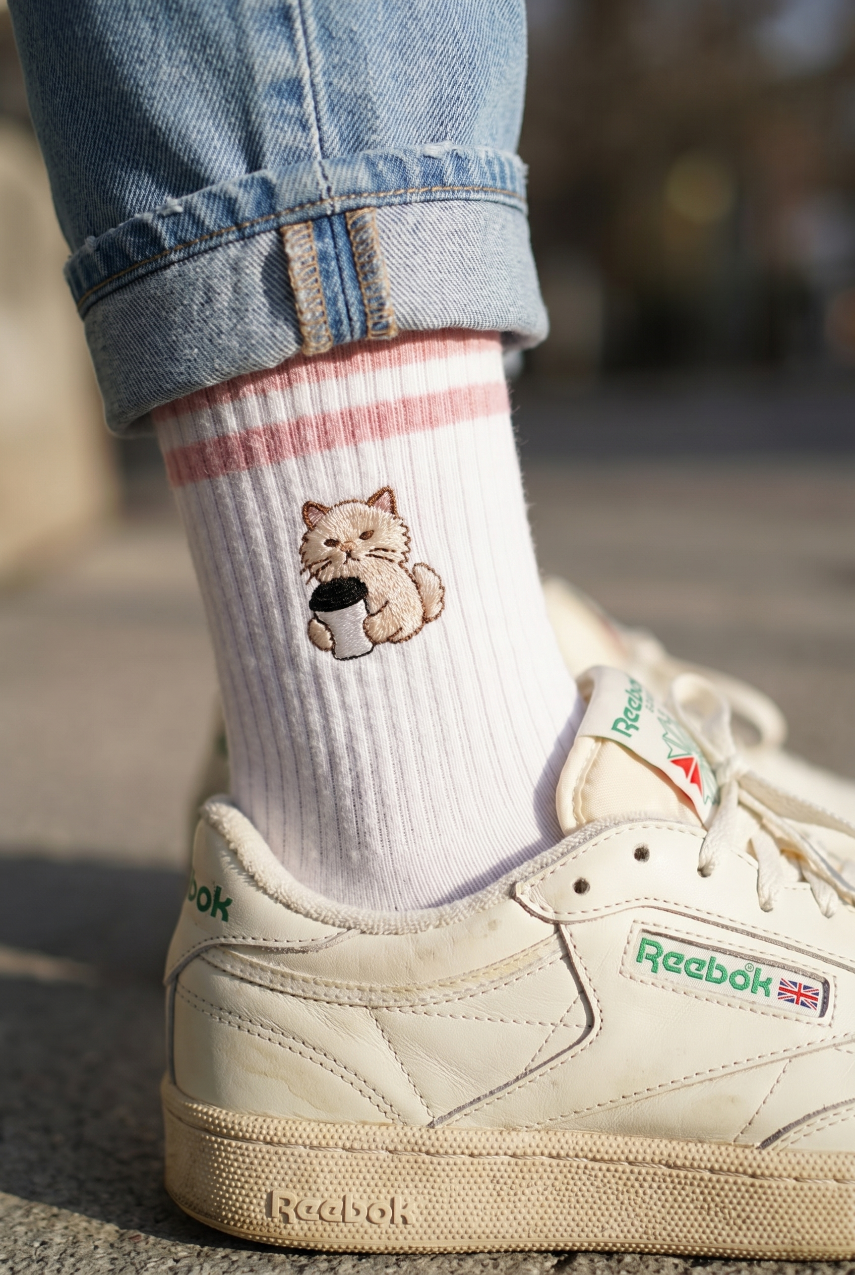 Bestickte Tennissocken Katze mit Kaffee – Coffee Cat | Hugging Sox