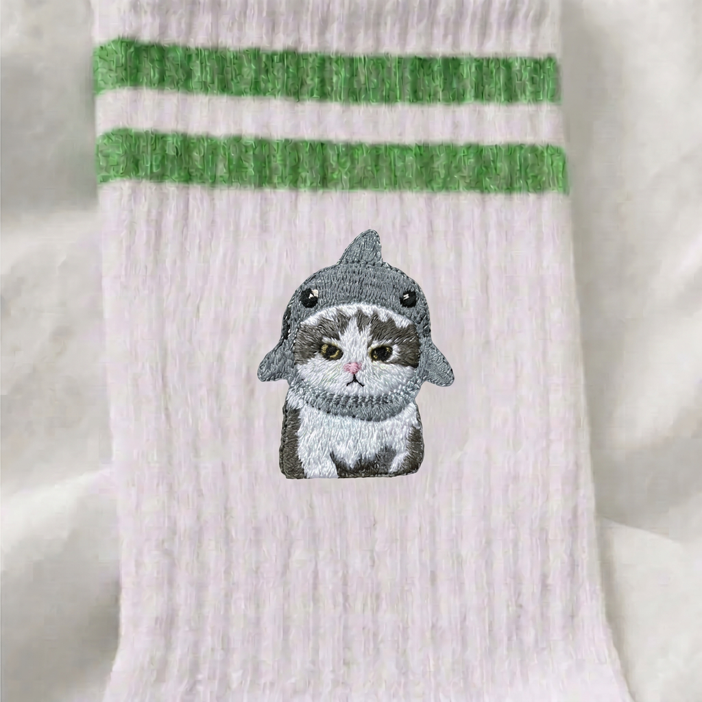 Bestickte Tennissocken Katze im Hai-Kostüm – Sharky Cat | Hugging Sox